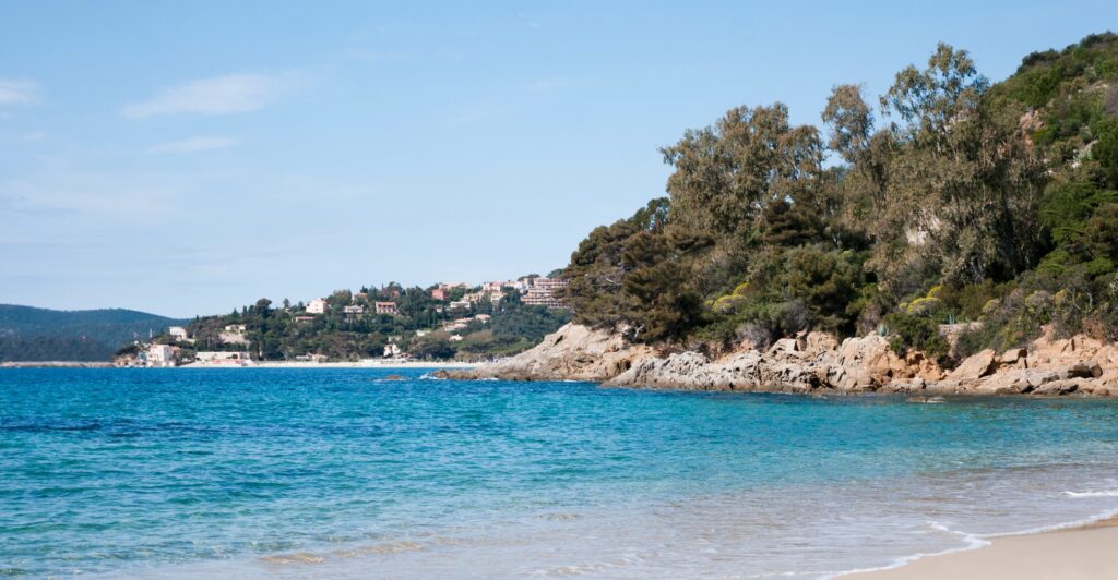 Fraicheur avec cette vue d'une plage de la Côte d'Azur