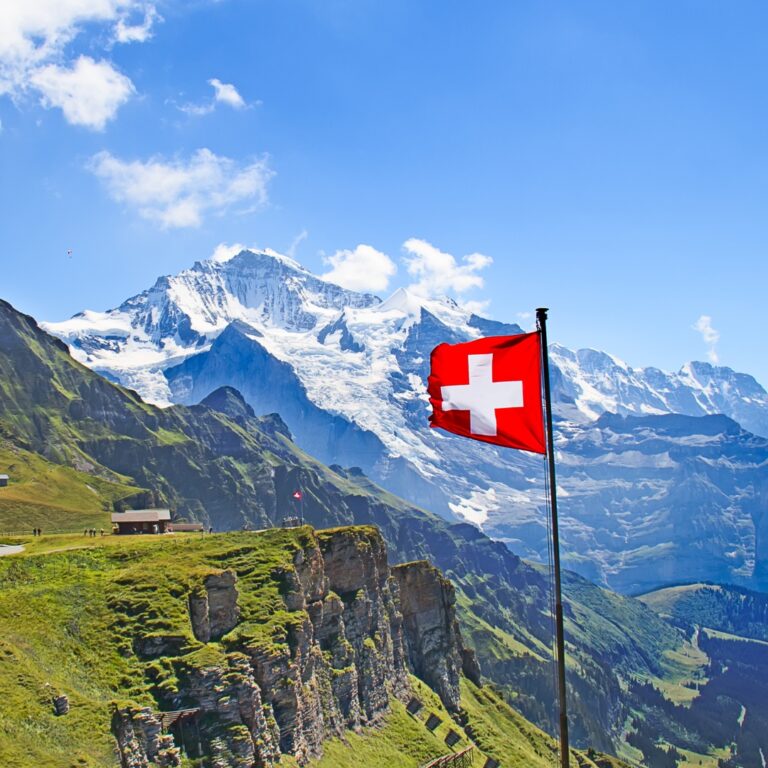 Vue montagnes en Suisse avec drapeau.