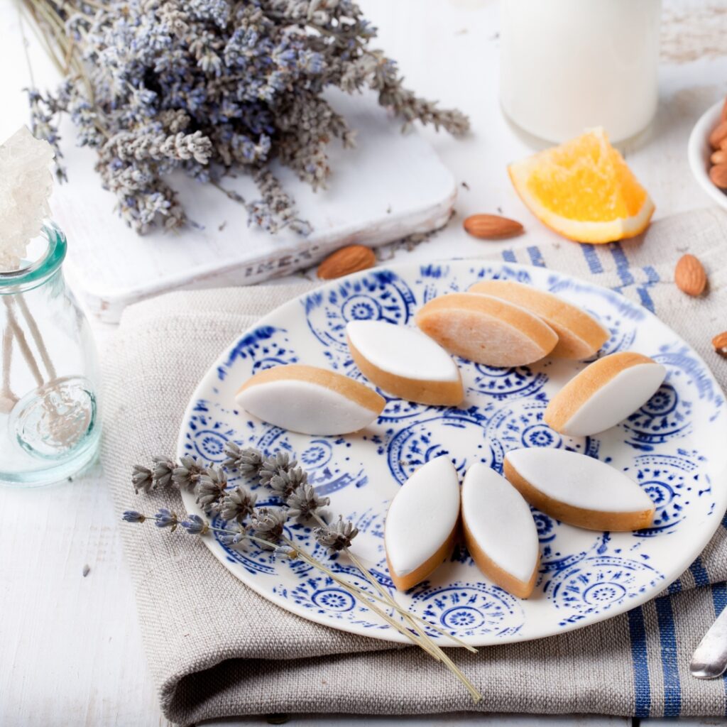 Tradition des 13 desserts de Noël en Provence : calisson et amandes