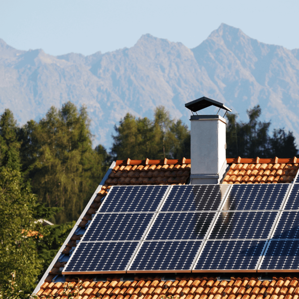 Panneau solaires installés sur le toit d'une maison d'habitation.