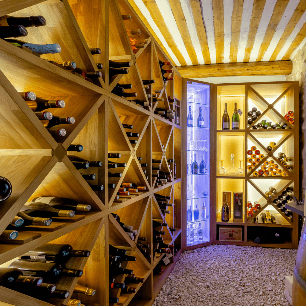 Intérieur d'une cave à vin design.
